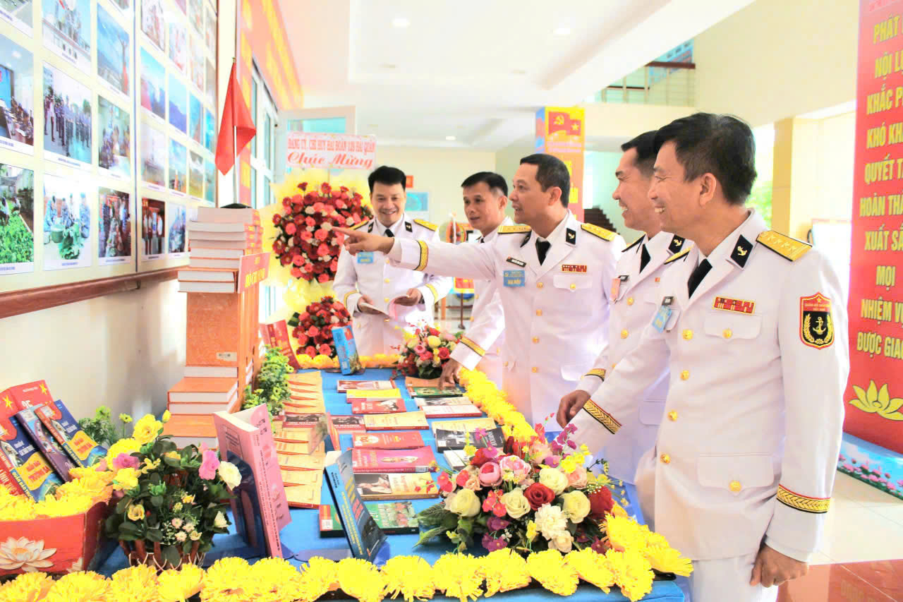 Các đại biểu tham quan khu trưng bày tại Đại hội. Các đại biểu tham quan khu trưng bày tại Đại hội.