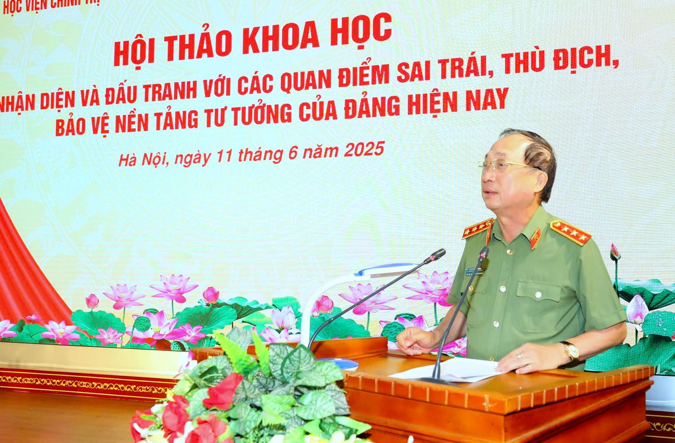 Thượng tướng Nguyễn Văn Thành phát biểu đề dẫn hội thảo.