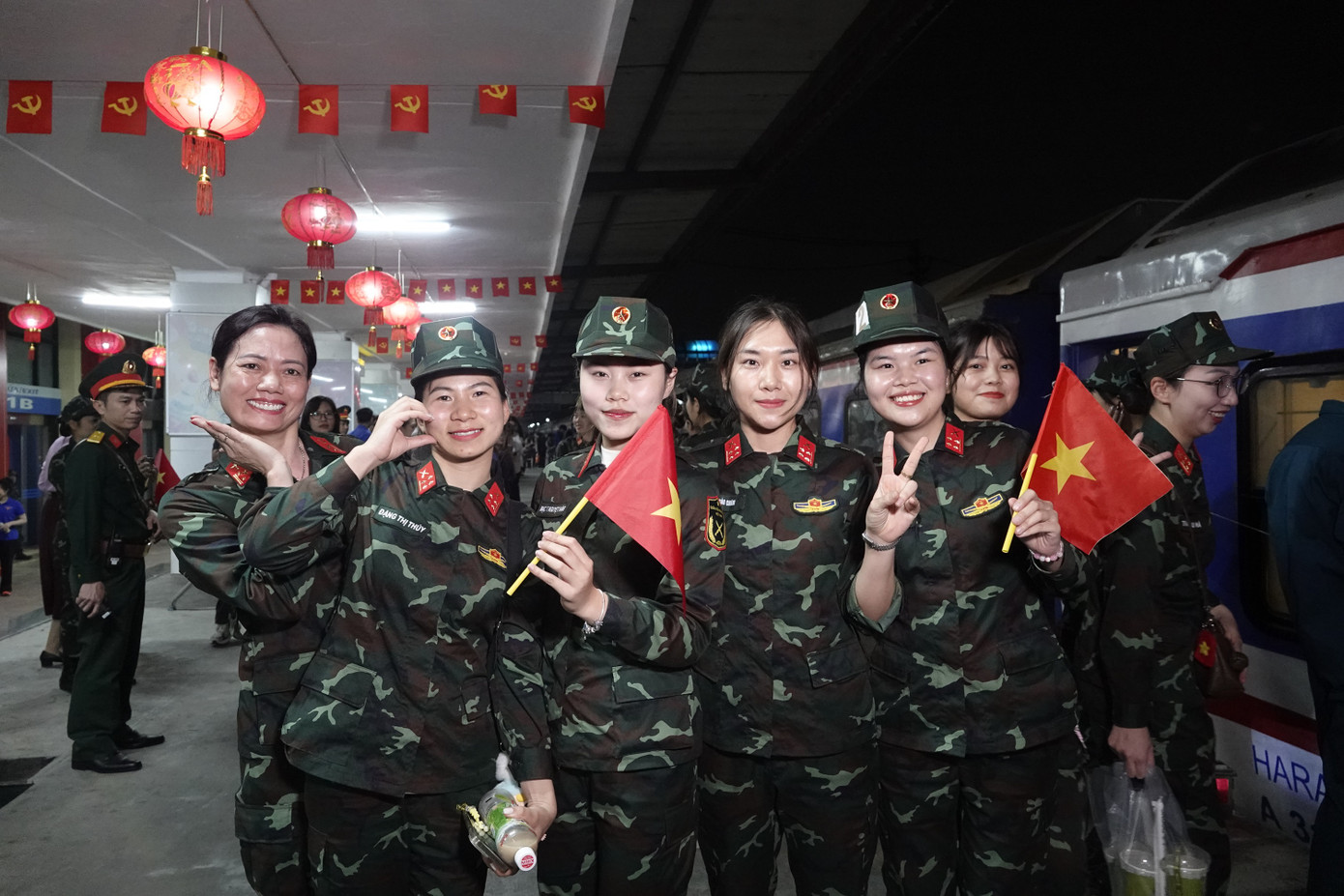 Các khối nữ quân nhân được ưu tiên di chuyển trên chuyến tàu đầu tiên.