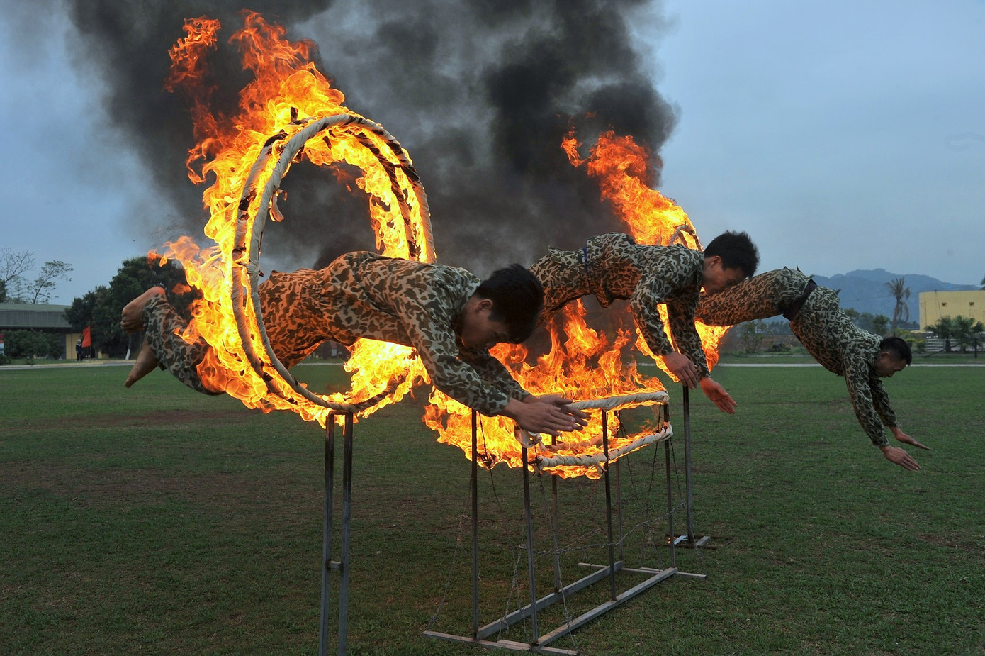 Vượt vòng lửa trong huấn luyện.