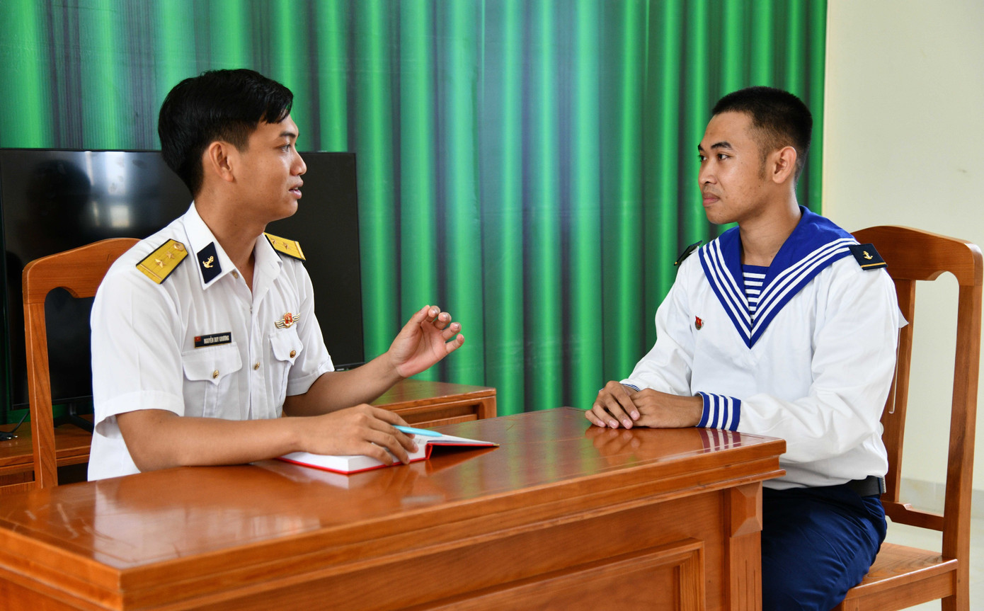 Cán bộ đơn vị luôn quan tâm nắm bắt tâm tư, nguyện vọng, hoàn cảnh gia đình của từng chiến sĩ mới.