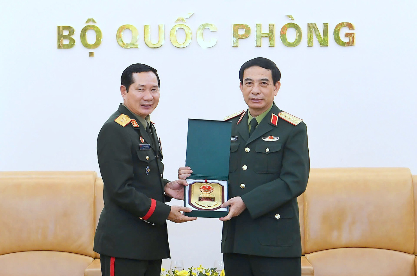 Sau cuộc hội đàm cấp cao giữa đoàn đại biểu quân sự hai nước, Bộ trưởng Bộ Quốc phòng Việt Nam Phan Văn Giang đã có buổi tiếp Trung tướng Saichay Kommasith, tại trụ sở Bộ Quốc phòng.