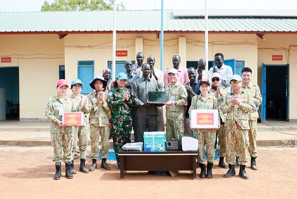 Lãnh đạo Bộ Giáo dục khu vực Abyei đón nhận quà tặng từ cán bộ, nhân viên Đội Công binh số 3.