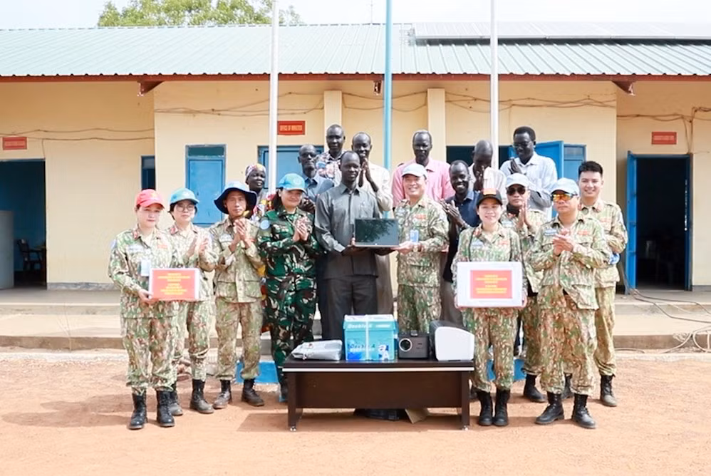 Lãnh đạo Bộ Giáo dục khu vực Abyei đón nhận quà tặng từ cán bộ, nhân viên Đội Công binh số 3.