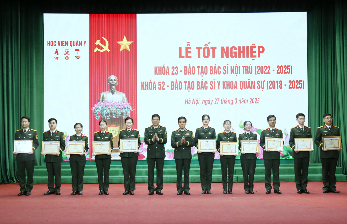 Trung tướng, GS.TS Trần Viết Tiến - Giám đốc Học viện Quân y và Trung tướng, PGS.TS Nghiêm Đức Thuận - Chính ủy Học viện Quân y, trao Bằng khen tặng các học viên có thành tích tiêu biểu trong khóa học.