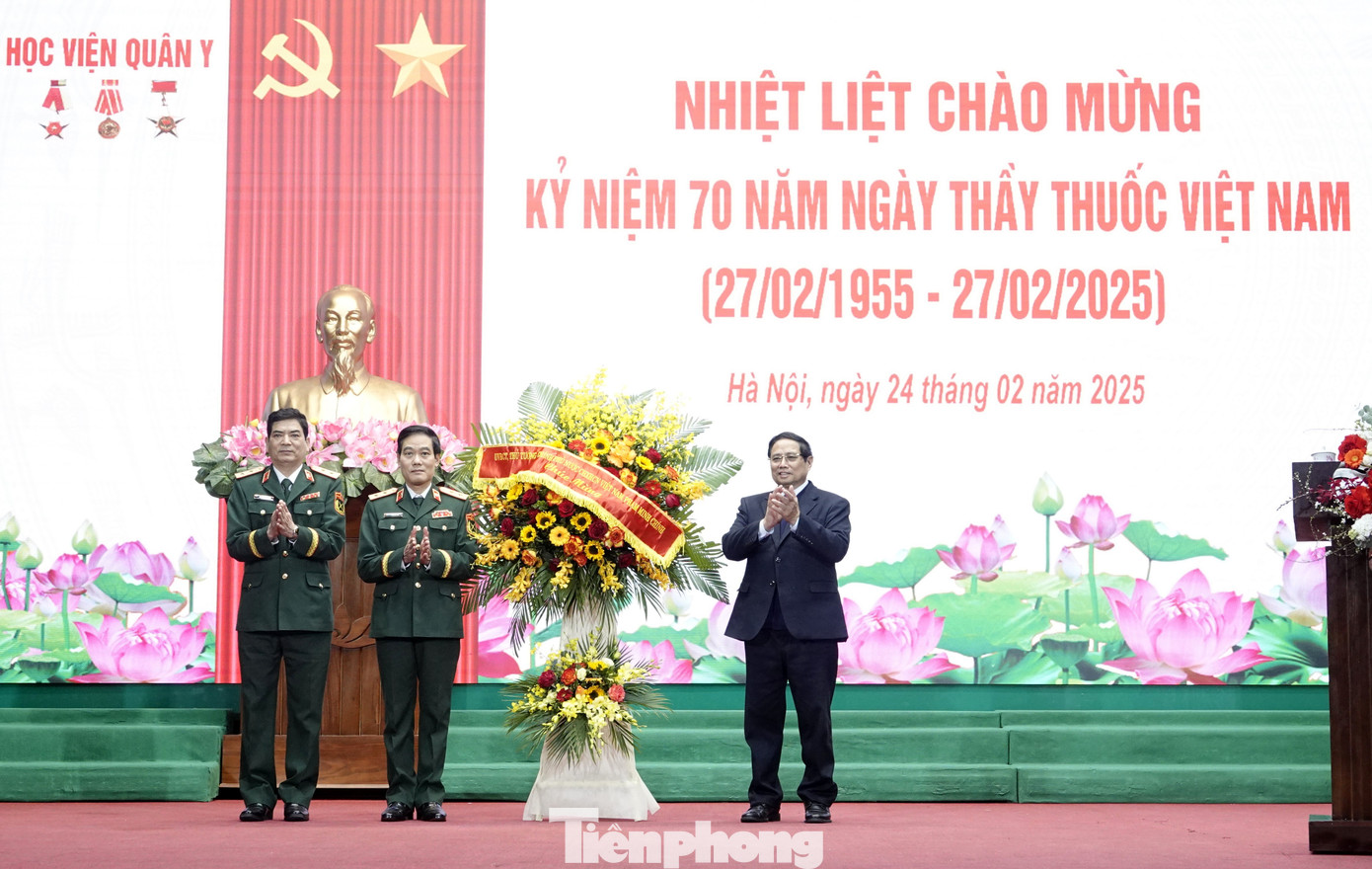 Thủ tướng tặng hoa chúc mừng và trao quà tặng Học viện Quân y và các đơn vị trực thuộc Học viện.
