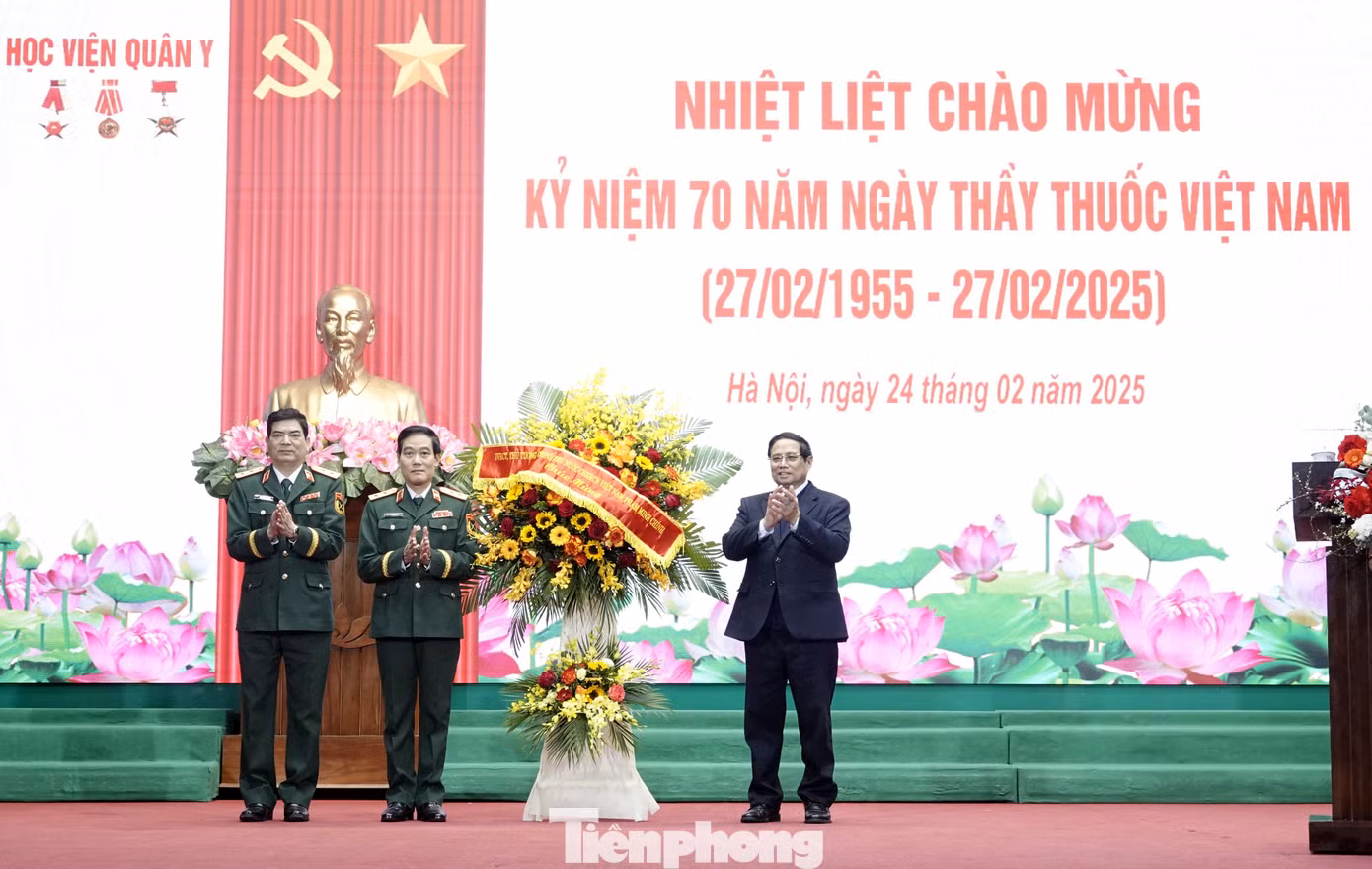 Thủ tướng tặng hoa chúc mừng và trao quà tặng Học viện Quân y và các đơn vị trực thuộc Học viện.