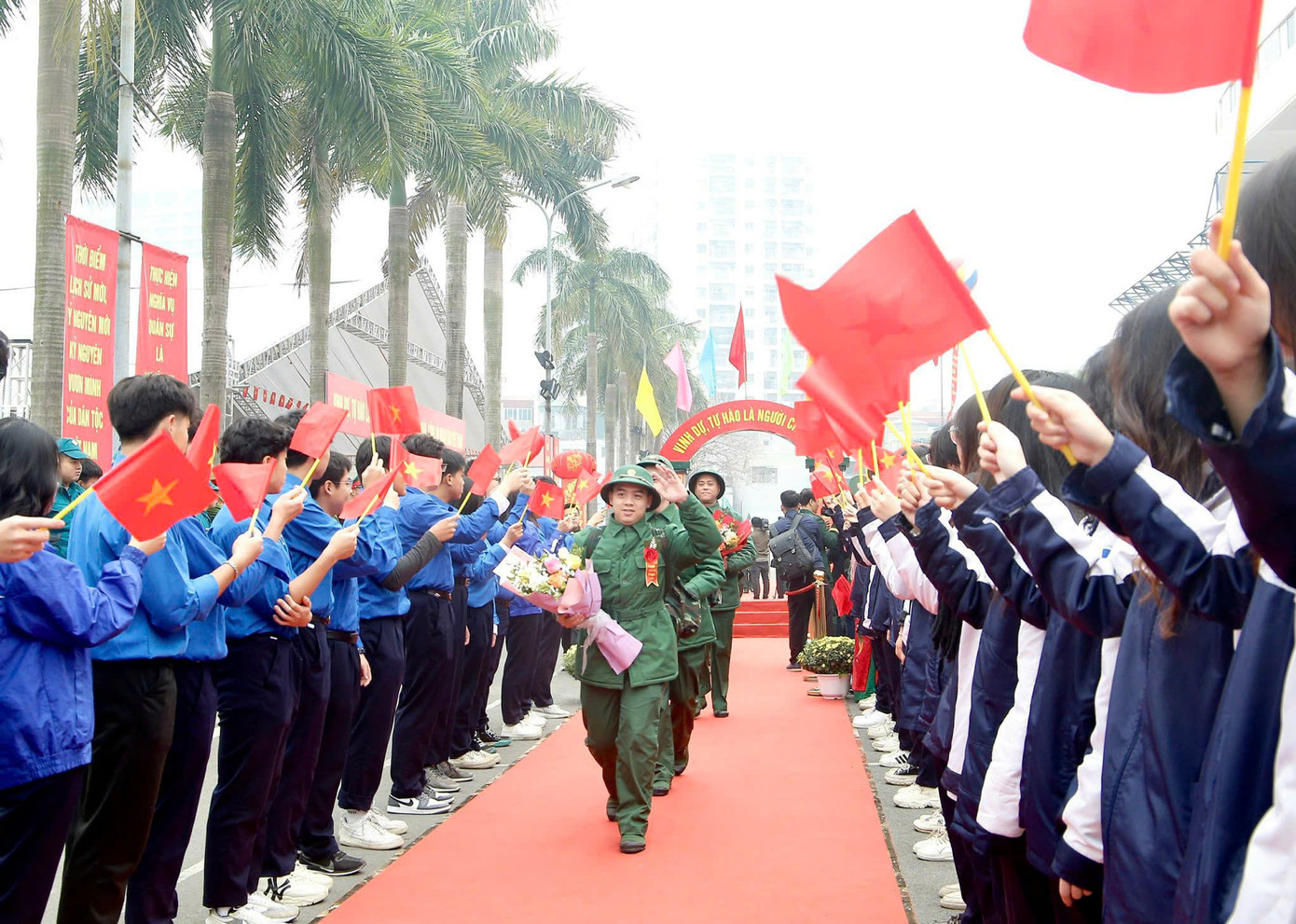 Tuổi trẻ quận Ba Đình tiễn những thanh niên ưu tú lên đường thực hiện nghĩa vụ thiêng liêng với đất nước. Tuổi trẻ quận Ba Đình tiễn những thanh niên ưu tú lên đường thực hiện nghĩa vụ thiêng liêng với đất nước.
