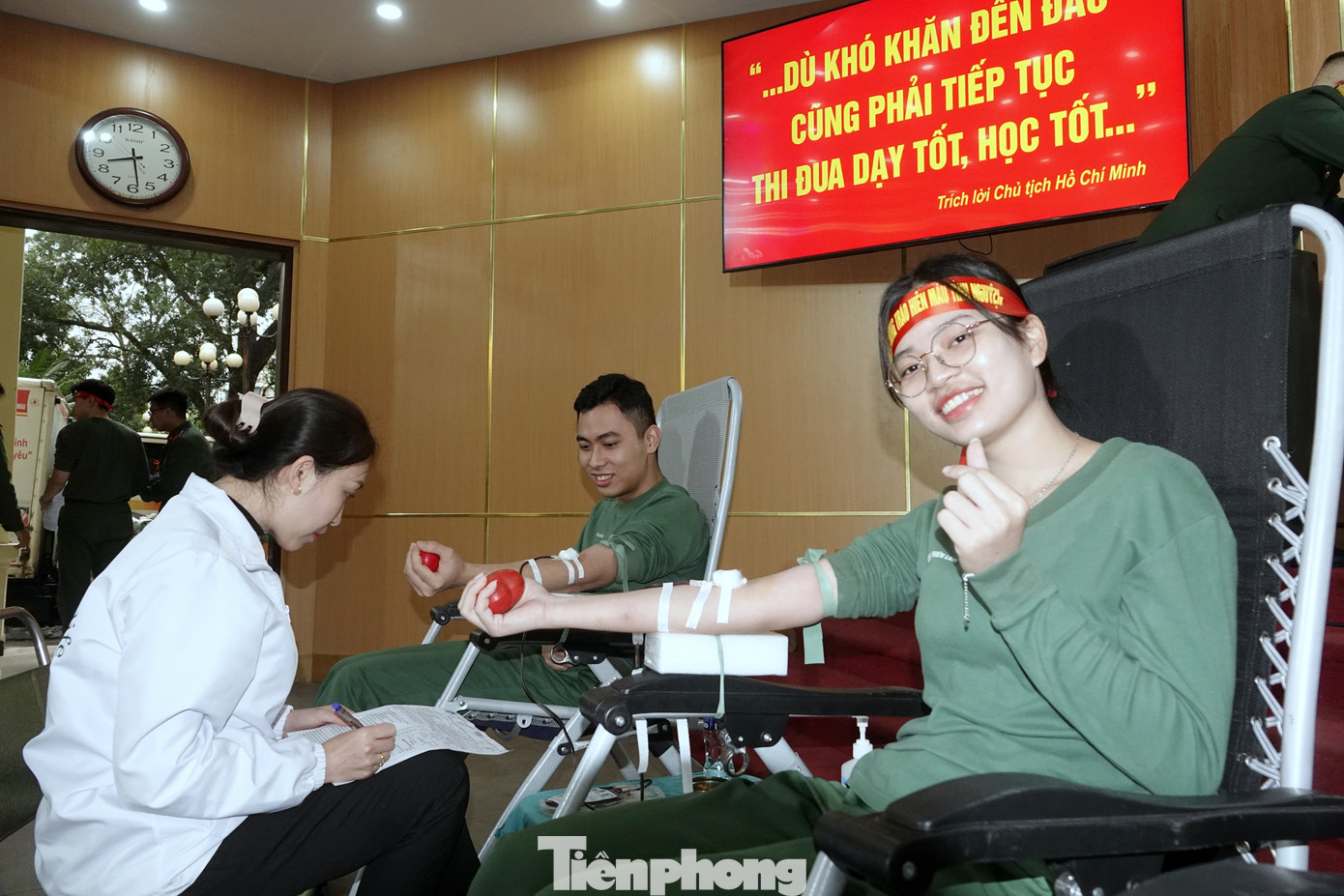 Nữ học viên Học viện Quân y cùng đồng đội tham gia hiến máu cứu người.