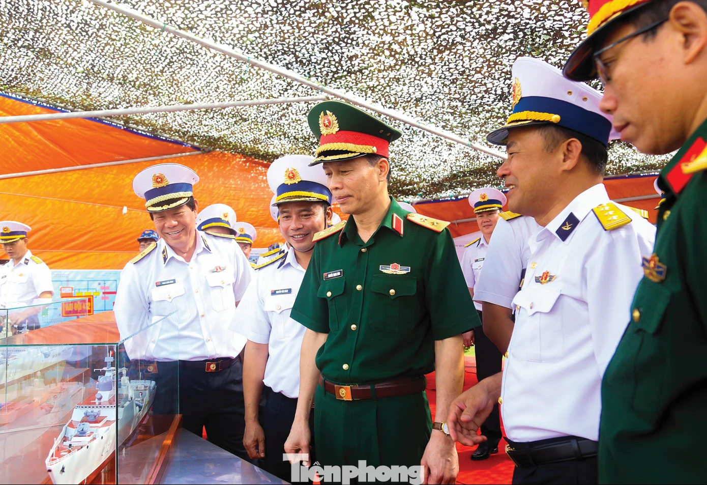 Trung tướng Nguyễn Trọng Bình - Phó Tổng Tham mưu trưởng QĐND Việt Nam, tham quan mô hình huấn luyện tại Lữ đoàn 162 (Vùng 4 Hải quân).