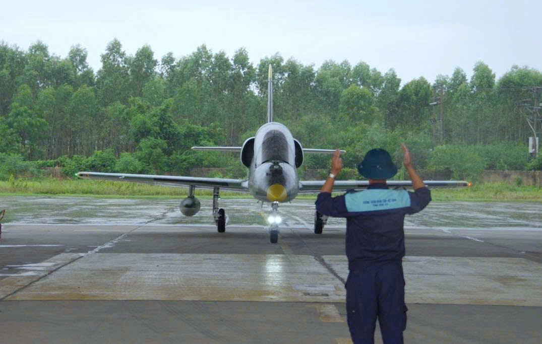 Sau khi chuyển sân thành công, lực lượng của Trung đoàn 910 sẽ tham gia huấn luyện tập trung, hợp luyện, sơ duyệt, tổng duyệt, bay chào mừng trong lễ kỷ niệm. Sau khi chuyển sân thành công, lực lượng của Trung đoàn 910 sẽ tham gia huấn luyện tập trung, hợp luyện, sơ duyệt, tổng duyệt, bay chào mừng trong lễ kỷ niệm.