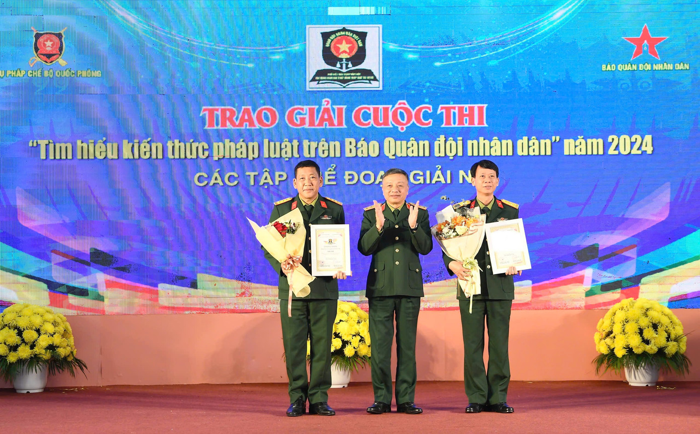 Thượng tướng Lê Quang Minh - Phó Chủ nhiệm Tổng cục Chính trị QĐND Việt Nam, trao thưởng các tập thể, cá nhân đoạt giải Nhì cuộc thi.