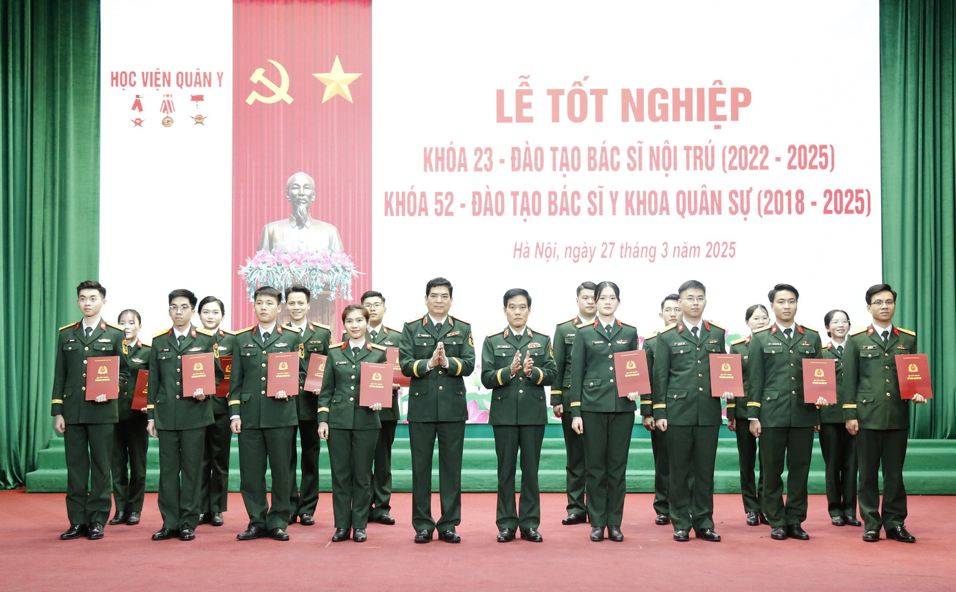 Trung tướng, GS.TS Trần Viết Tiến - Giám đốc Học viện Quân y và Trung tướng, PGS.TS Nghiêm Đức Thuận - Chính ủy Học viện Quân y, trao Bằng tốt nghiệp cho các học viên.