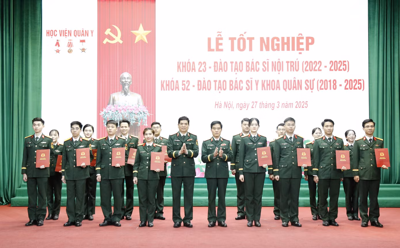 Trung tướng, GS.TS Trần Viết Tiến - Giám đốc Học viện Quân y và Trung tướng, PGS.TS Nghiêm Đức Thuận - Chính ủy Học viện Quân y, trao Bằng tốt nghiệp cho các học viên.