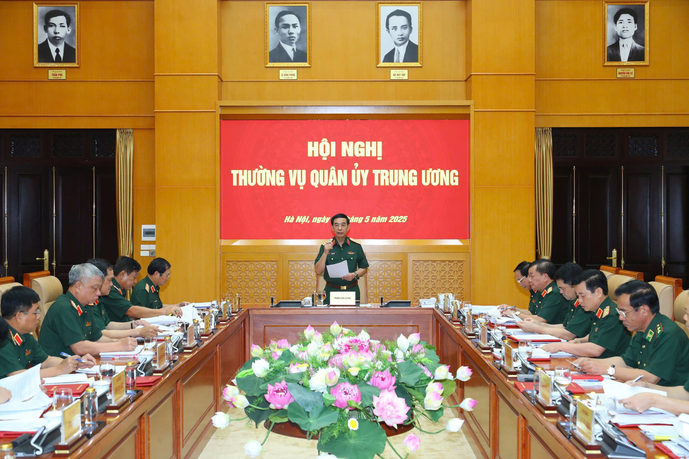 Các đại biểu dự hội nghị. Các đại biểu dự hội nghị.