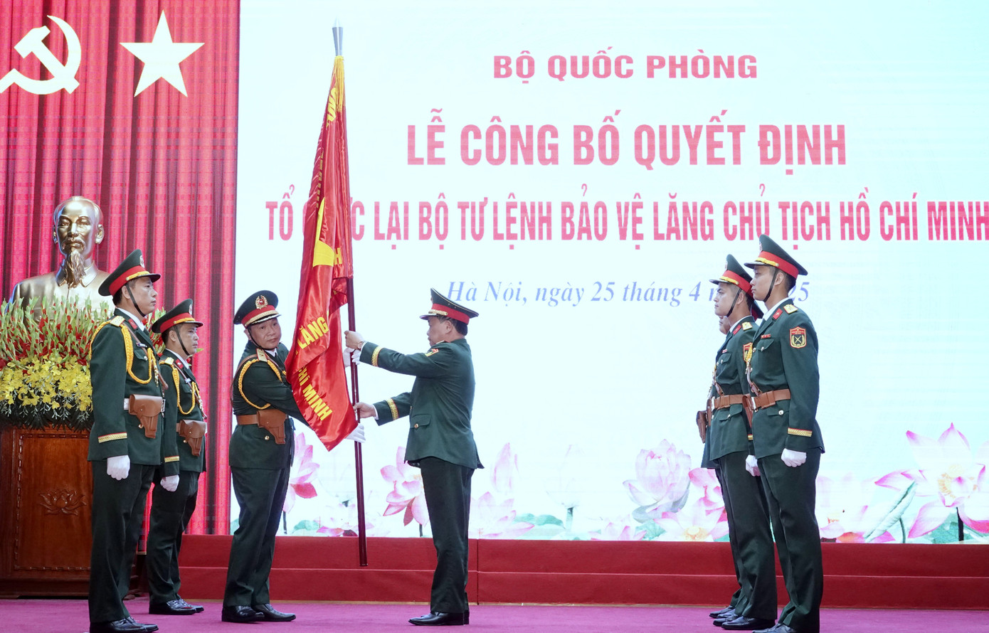 Thượng tướng Hoàng Xuân Chiến trao Quân kỳ Quyết thắng tặng Bộ Tư lệnh Lăng Chủ tịch Hồ Chí Minh.