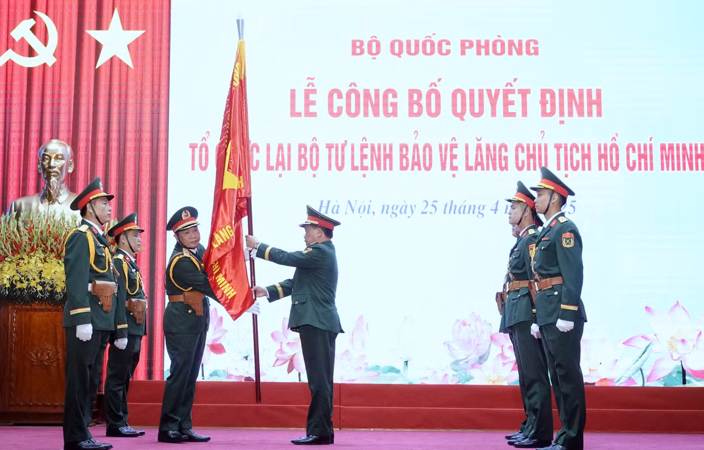 Thượng tướng Hoàng Xuân Chiến trao Quân kỳ Quyết thắng tặng Bộ Tư lệnh Lăng Chủ tịch Hồ Chí Minh.