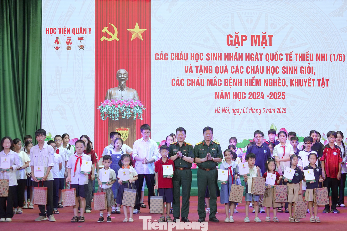 Lãnh đạo Phòng Chính trị và Phòng Hậu cần - Kỹ thuật (Học viện Quân y) trao quà tặng các học sinh đoạt giải cấp tỉnh, thành phố và cấp quận, huyện. Lãnh đạo Phòng Chính trị và Phòng Hậu cần - Kỹ thuật (Học viện Quân y) trao quà tặng các học sinh đoạt giải cấp tỉnh, thành phố và cấp quận, huyện.