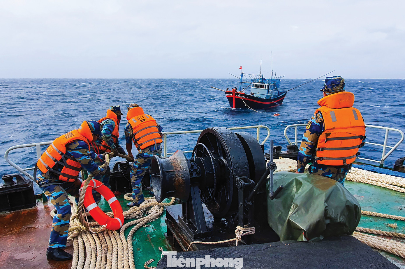 Cán bộ, chiến sĩ Vùng 4 Hải quân cấp cứu ngư dân, hỗ trợ cứu kéo tàu cá bị nạn.