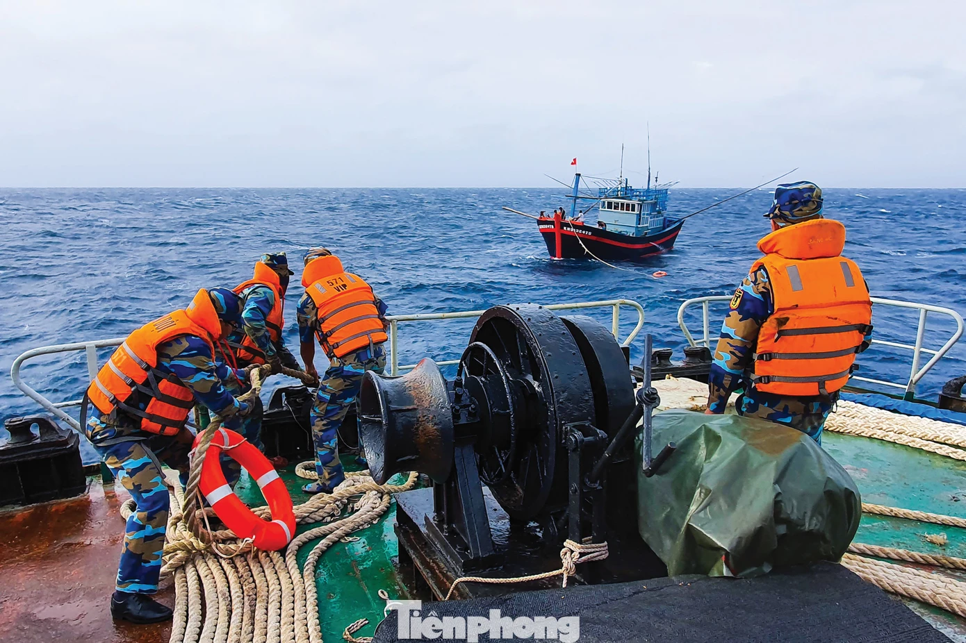 Cán bộ, chiến sĩ Vùng 4 Hải quân cấp cứu ngư dân, hỗ trợ cứu kéo tàu cá bị nạn.