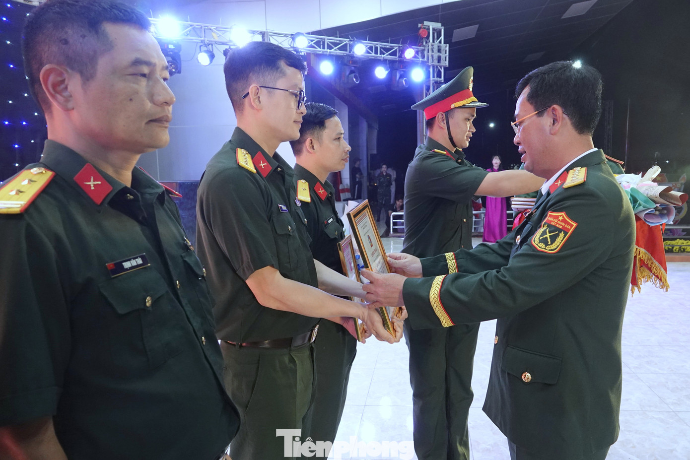 Lãnh đạo Trường Sĩ quan Lục quân 1 trao thưởng các tập thể, cá nhân đoạt giải trong các hội thi, cuộc thi hướng tới chào mừng 80 năm ngày truyền thống nhà trường (15/4/1945 - 15/4/2025).