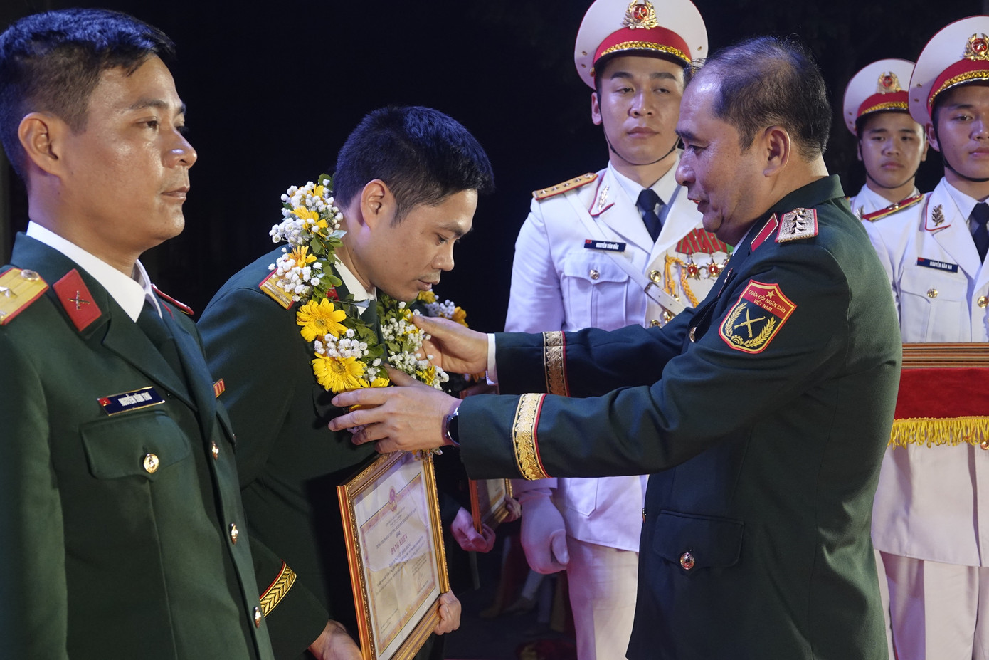 Lãnh đạo Bộ Tổng tham mưu trao thưởng các cá nhân giành Giải thưởng Tuổi trẻ sáng tạo trong Quân đội lần thứ 24. Ảnh: Nguyễn Minh