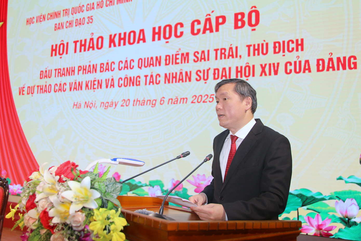 Các thành viên Đoàn chủ tịch phát biểu tại hội thảo. Các thành viên Đoàn chủ tịch phát biểu tại hội thảo.