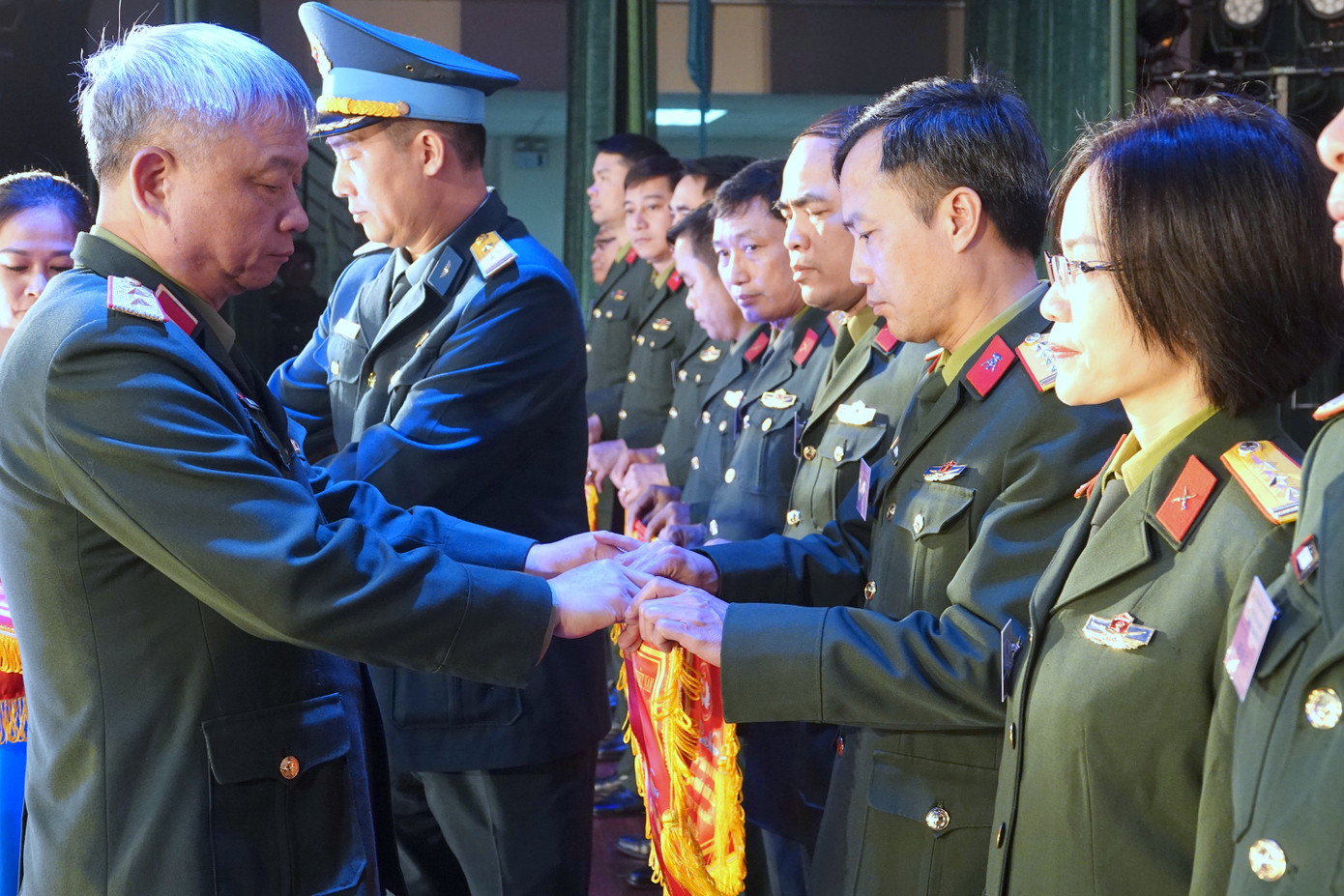 Lãnh đạo Bộ Tổng Tham mưu và Tổng cục Chính trị trao cờ lưu niệm tặng các đội tham gia Hội thi khu vực phía Bắc.
