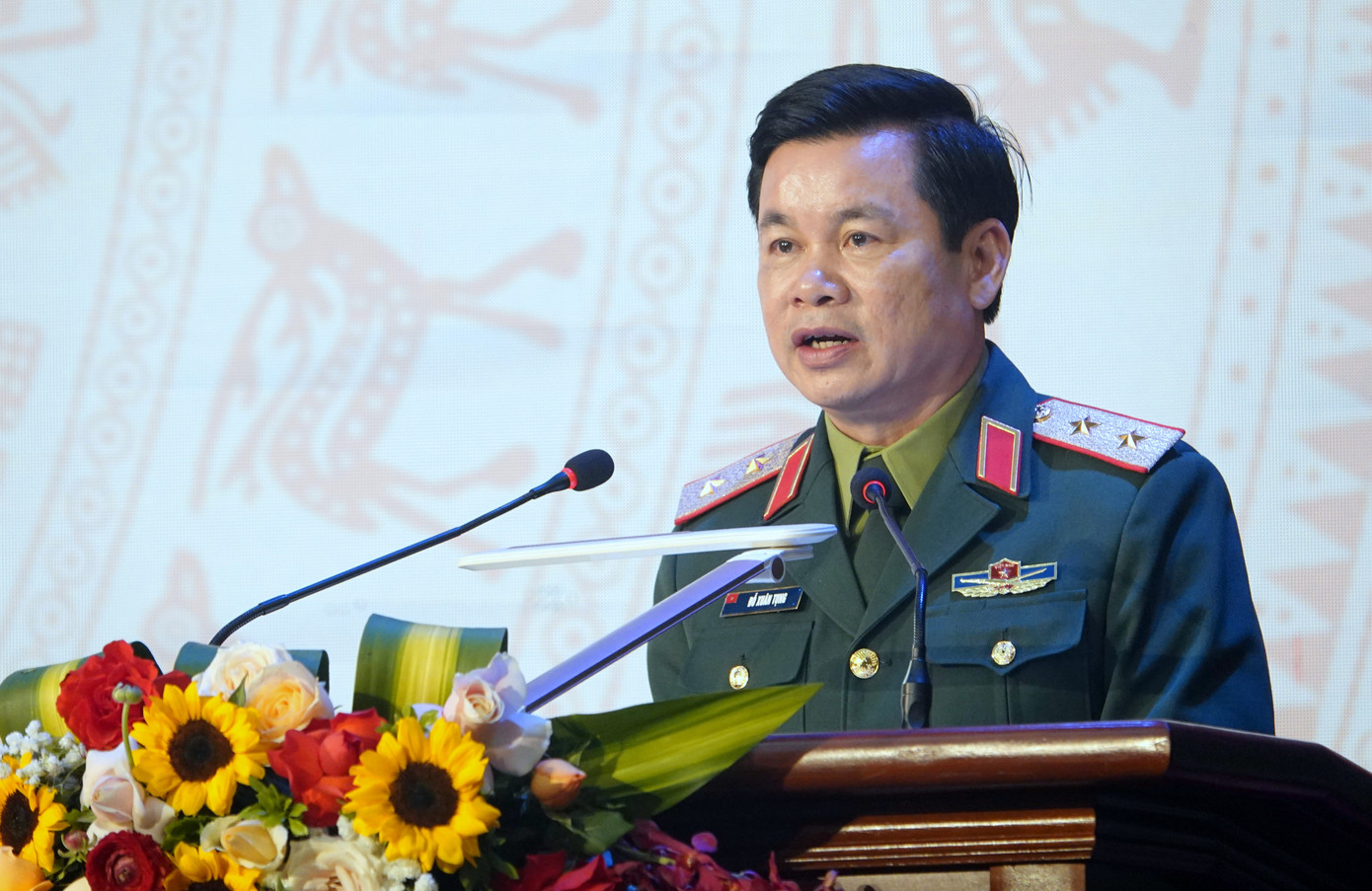 Phát biểu khai mạc Hội thi, Trung tướng Đỗ Xuân Tụng ghi nhận, biểu dương những thành tích nổi bật của công tác dân vận và kết quả tổ chức Hội thi “Dân vận khéo” của các cơ quan, đơn vị trong thời gian qua.