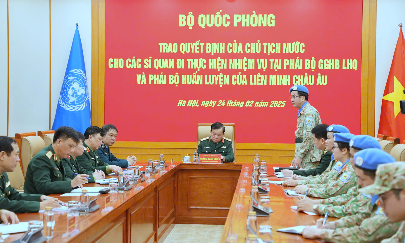 Lãnh đạo Cục GGHB Việt Nam thông tin về công tác chuẩn bị cho 5 sĩ quan trước khi triển khai đi làm nhiệm vụ.