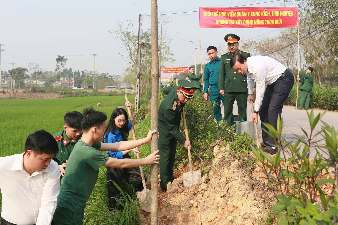 Lãnh đạo Học viện Quân y cùng cán bộ, đoàn viên thanh niên các đơn vị trồng "Hàng cây xanh" tặng địa phương. Lãnh đạo Học viện Quân y cùng cán bộ, đoàn viên thanh niên các đơn vị trồng "Hàng cây xanh" tặng địa phương.