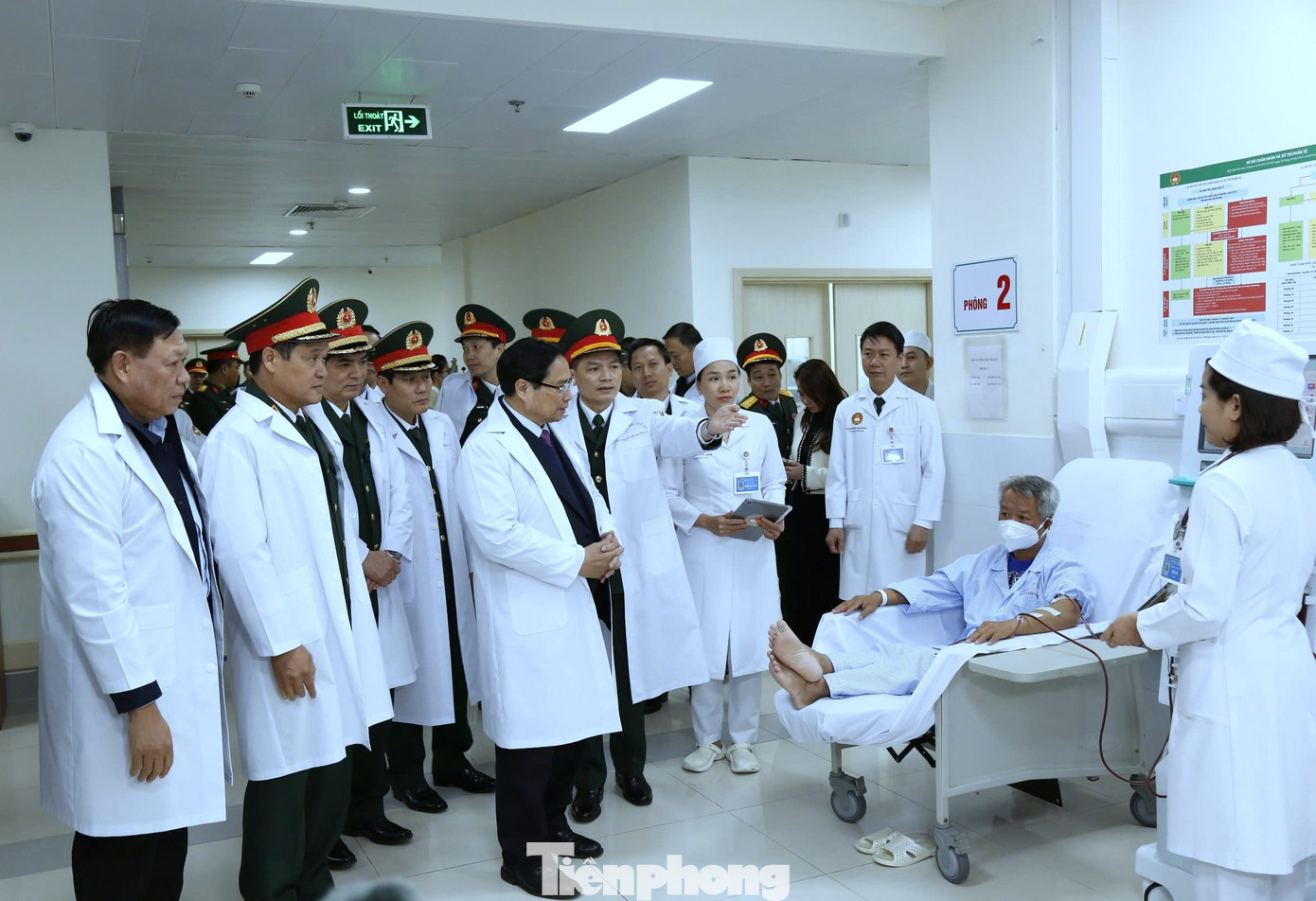 Nhân dịp này, Thủ tướng đã tới thăm, động viên và tặng quà bệnh nhân đang điều trị tại Bộ môn - Khoa Thận và lọc máu thuộc Bệnh viện Quân y 103, Học viện Quân y.