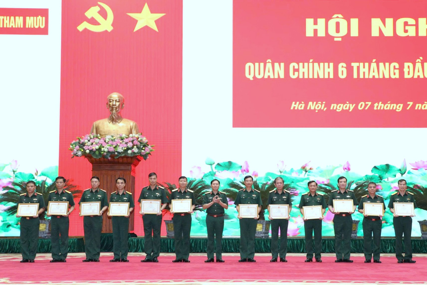 Lãnh đạo Bộ Tổng tham mưu trao khen thưởng cho các tập thể, cá nhân đạt thành tích xuất sắc trong thực hiện các nhiệm vụ thời gian qua.