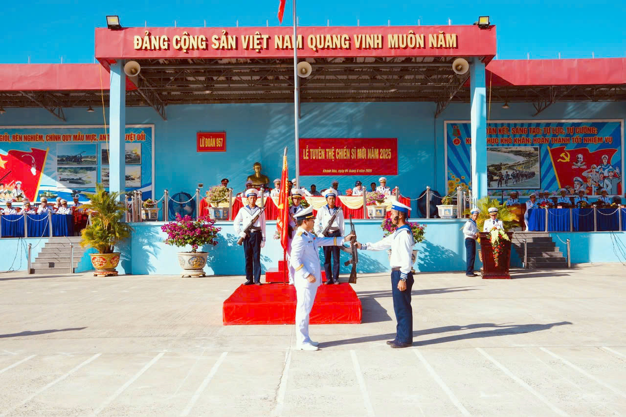 Lữ đoàn trưởng Lữ đoàn 957 (Vùng 4 Hải quân) trao trao vũ khí cho chiến sĩ trong Lễ tuyên thệ. Lữ đoàn trưởng Lữ đoàn 957 (Vùng 4 Hải quân) trao trao vũ khí cho chiến sĩ trong Lễ tuyên thệ.
