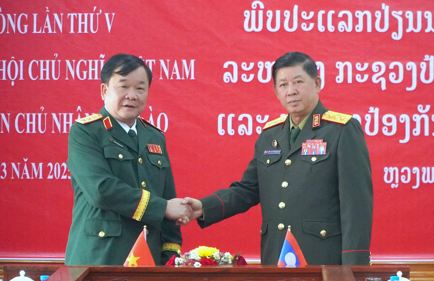 Thượng tướng Hoàng Xuân Chiến và Thượng tướng Vongkham Phommakone đồng chủ trì Đối thoại.