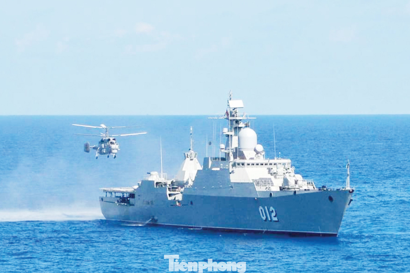 Huấn luyện hiệp đồng cất, hạ cánh máy bay trực thăng trên tàu hộ vệ tên lửa Gepard 3.9