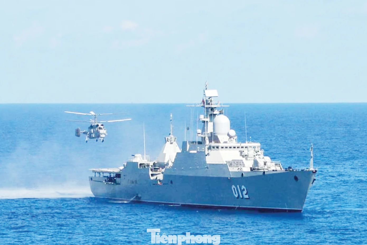 Huấn luyện hiệp đồng cất, hạ cánh máy bay trực thăng trên tàu hộ vệ tên lửa Gepard 3.9