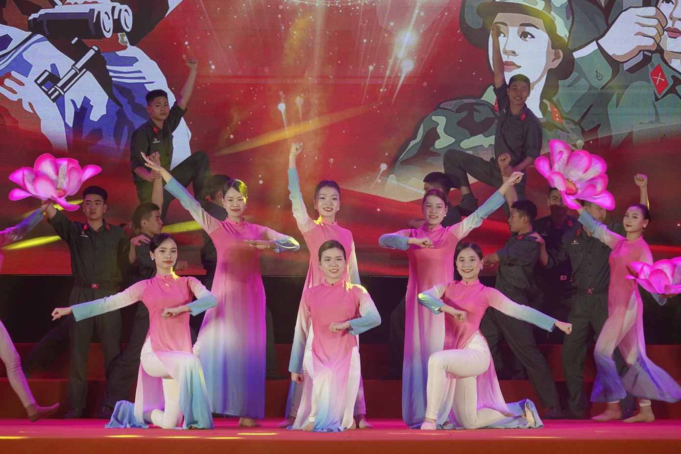 Tiết mục hòa tấu nhạc kèn và liên khúc hát múa mở đầu chương trình, do Đoàn Nghi lễ Quân đội, Nhà hát nghệ thuật đương đại Việt Nam và chiến sĩ Lữ đoàn 144 (Bộ Tổng tham mưu) trình diễn. Ảnh: Nguyễn Minh