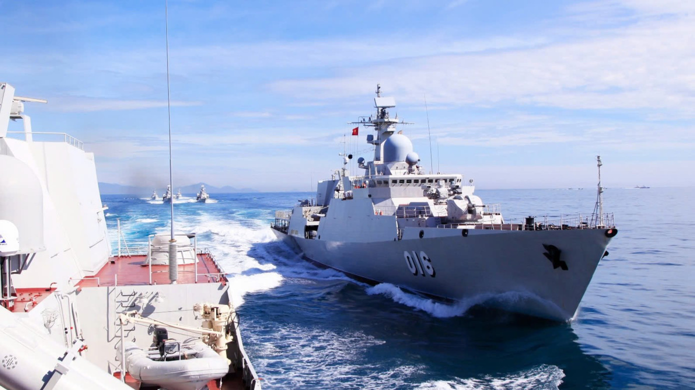 Tàu hộ vệ tên lửa 016 - Quang Trung tham gia huấn luyện trên biển.