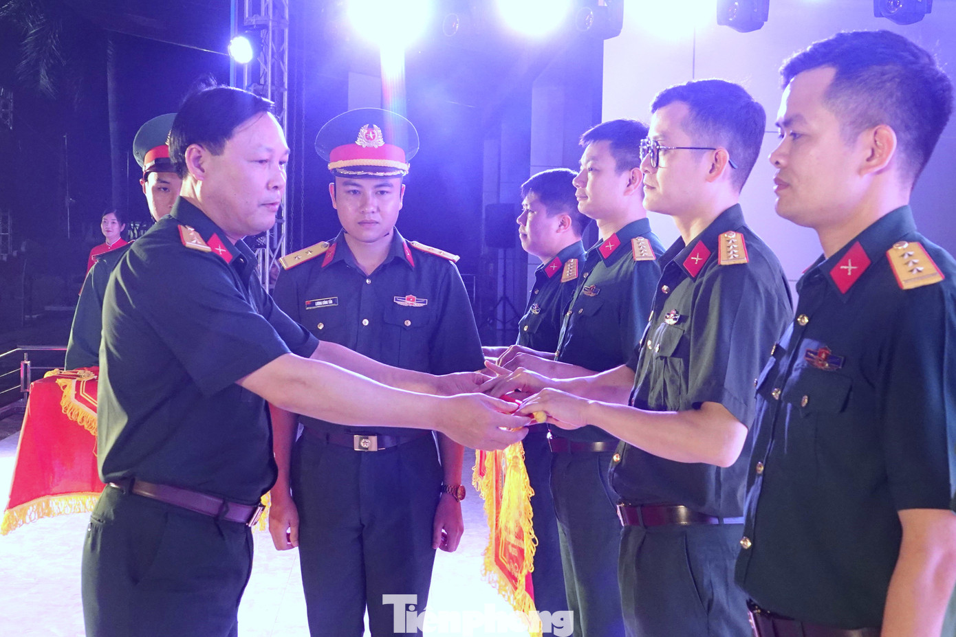 Lãnh đạo Trường Sĩ quan Lục quân 1 và Ban Thanh niên Quân đội trao cờ lưu niệm tặng Đoàn thanh niên các nhà trường và đơn vị kết nghĩa tham gia Hội trại thanh niên của nhà trường.