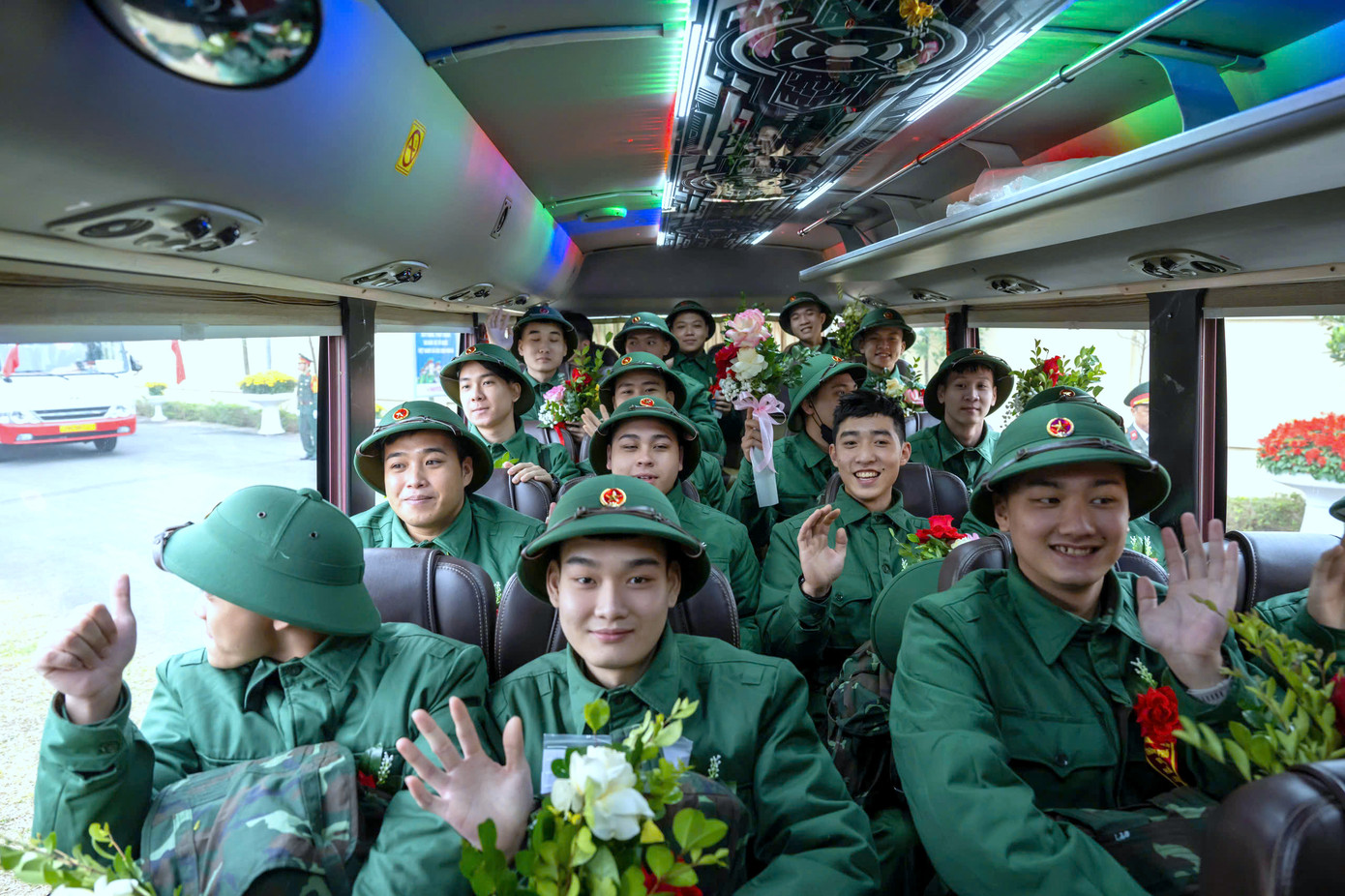 Thanh niên đất Tổ rạng rỡ lên đường bảo vệ quê hương.