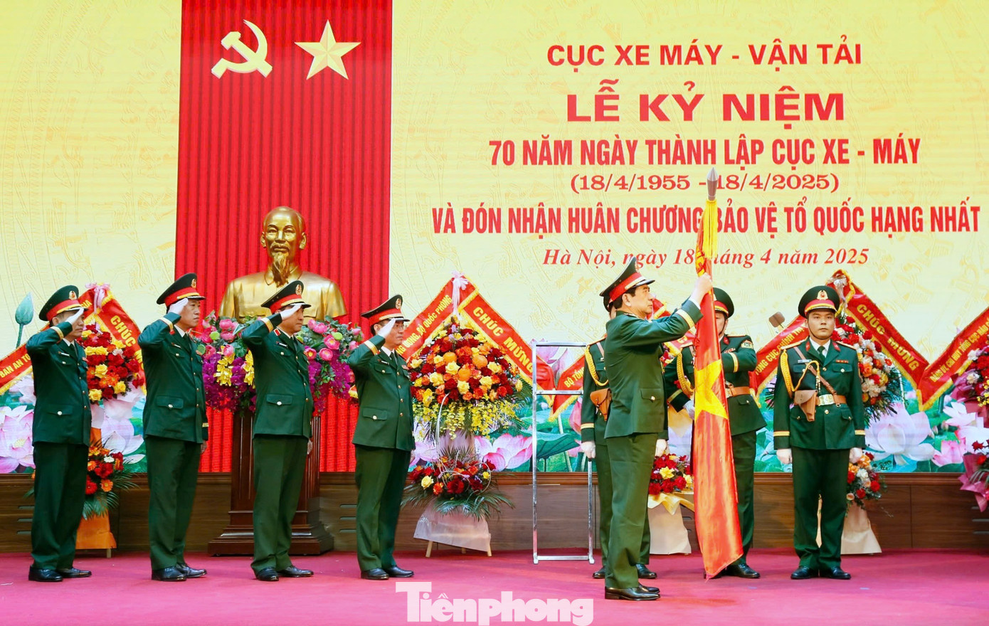Tại lễ kỷ niệm, thừa ủy quyền của Chủ tịch nước, Đại tướng Phan Văn Giang đã trao Huân chương Bảo vệ Tổ quốc hạng Nhất tặng Cục Xe - Máy. Tại lễ kỷ niệm, thừa ủy quyền của Chủ tịch nước, Đại tướng Phan Văn Giang đã trao Huân chương Bảo vệ Tổ quốc hạng Nhất tặng Cục Xe - Máy.