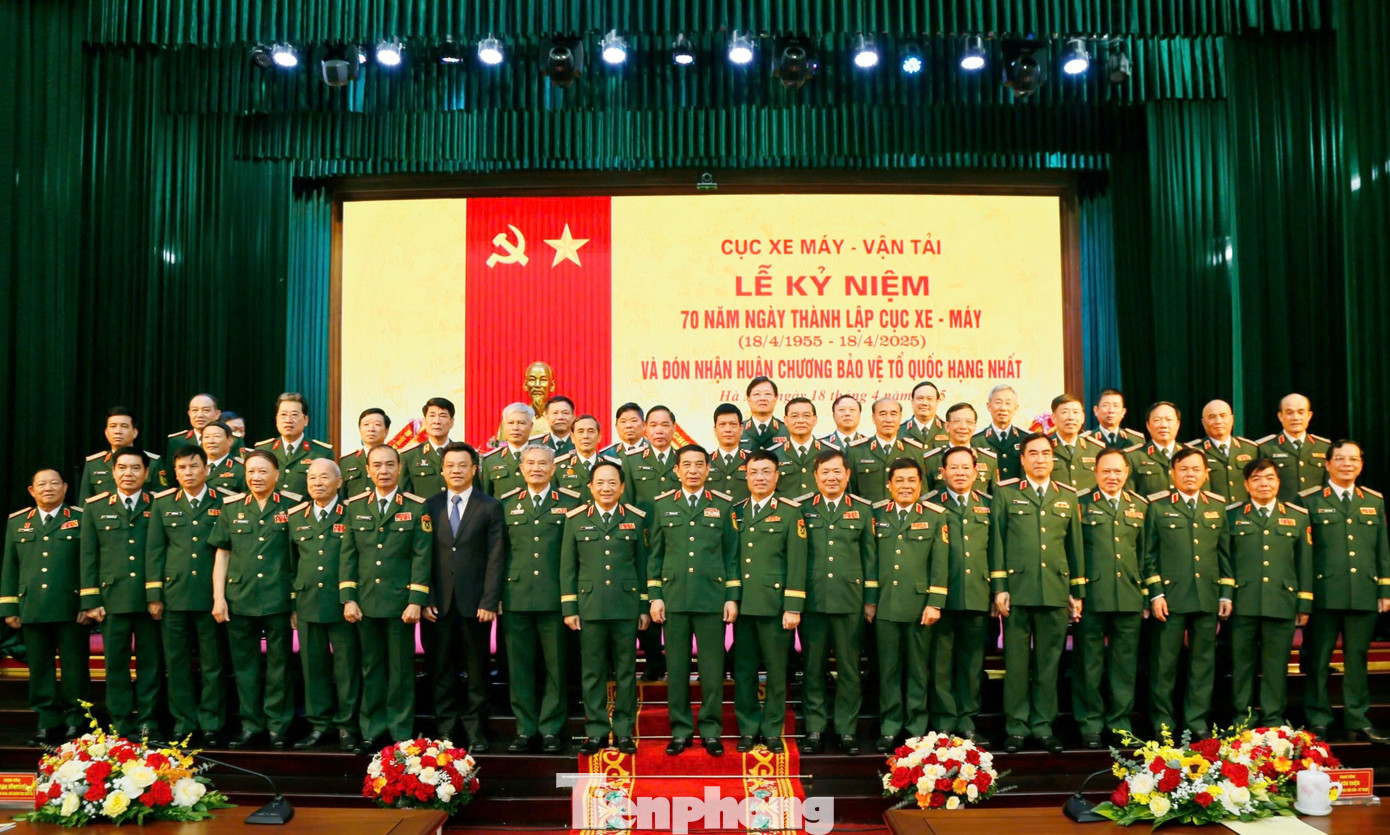 Bộ trưởng Bộ Quốc phòng Phan Văn Giang, Chủ nhiệm Tổng cục Chính trị QĐND Việt Nam Trịnh Văn Quyết, Thứ trưởng Bộ Quốc phòng Lê Huy Vịnh cùng các đại biểu dự lễ kỷ niệm, sáng 18/4. Bộ trưởng Bộ Quốc phòng Phan Văn Giang, Chủ nhiệm Tổng cục Chính trị QĐND Việt Nam Trịnh Văn Quyết, Thứ trưởng Bộ Quốc phòng Lê Huy Vịnh cùng các đại biểu dự lễ kỷ niệm, sáng 18/4.