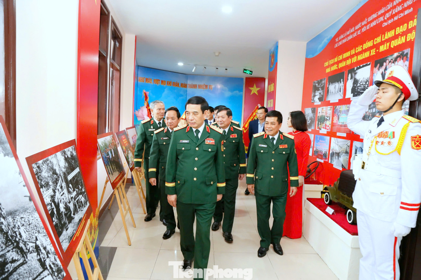 Đại tướng Phan Văn Giang cùng các đại biểu tham quan khu trưng bày tại lễ kỷ niệm. Đại tướng Phan Văn Giang cùng các đại biểu tham quan khu trưng bày tại lễ kỷ niệm.