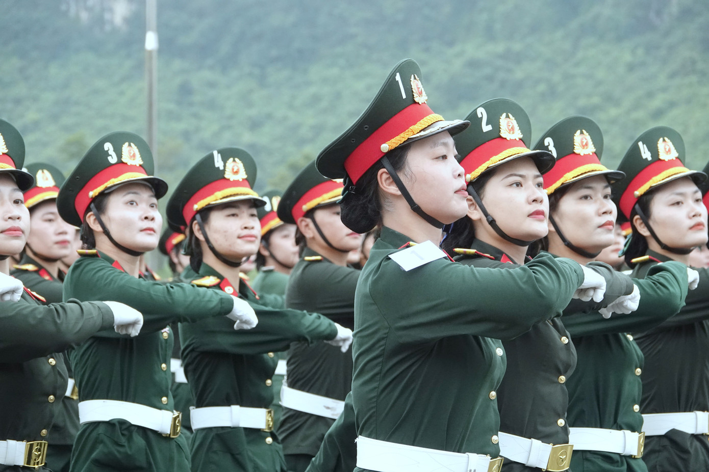 Khối nữ sĩ quan Quân y trong nhịp bước diễu binh tại TB4.