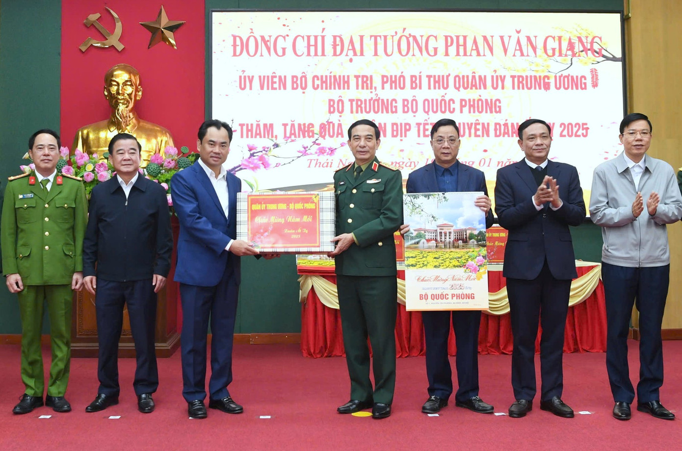 Đại tướng Phan Văn Giang thăm, chúc Tết và tặng quà Tỉnh ủy, UBND và các ban, ngành của tỉnh Thái Nguyên. Đại tướng Phan Văn Giang thăm, chúc Tết và tặng quà Tỉnh ủy, UBND và các ban, ngành của tỉnh Thái Nguyên.