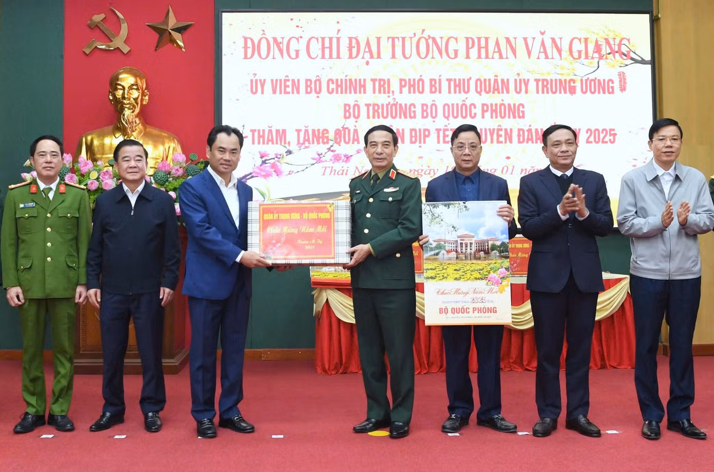 Đại tướng Phan Văn Giang thăm, chúc Tết và tặng quà Tỉnh ủy, UBND và các ban, ngành của tỉnh Thái Nguyên.