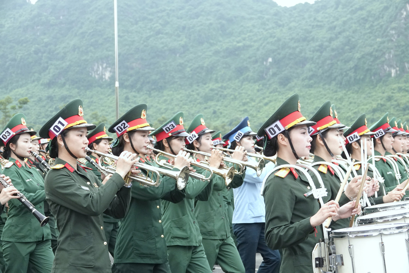 Điểm nổi bật của Khối nữ Quân nhạc là dàn nhạc cụ đặc trưng.