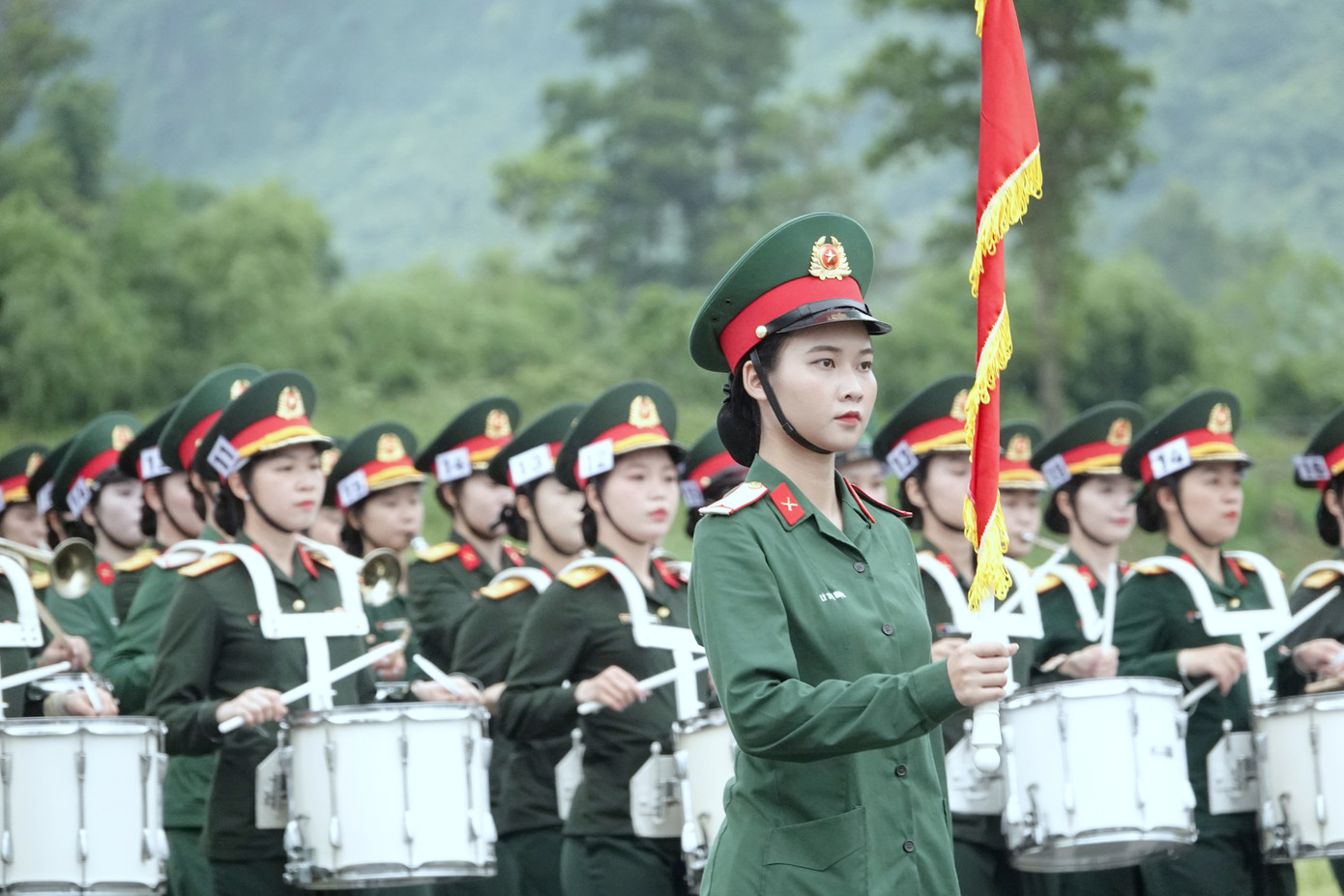 Các bóng hồng Khối nữ Quân nhạc hợp luyện tại Trung tâm Huấn luyện quân sự quốc gia 4 (TB4). Ảnh: Nguyễn Minh