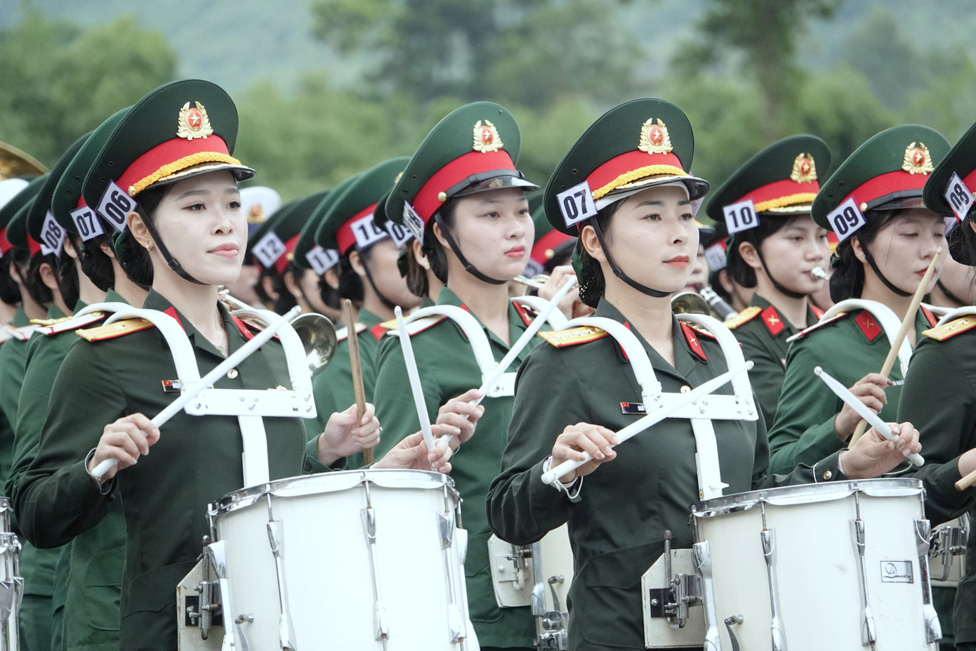 Điểm nổi bật của Khối nữ Quân nhạc là dàn nhạc cụ đặc trưng.